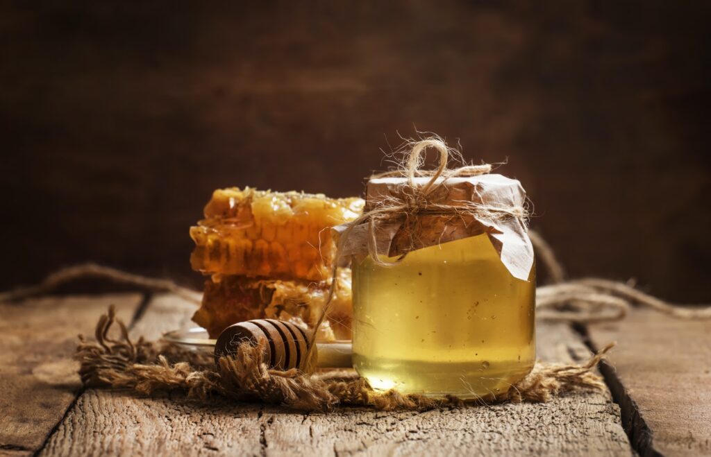 Honey jar and honeycomb